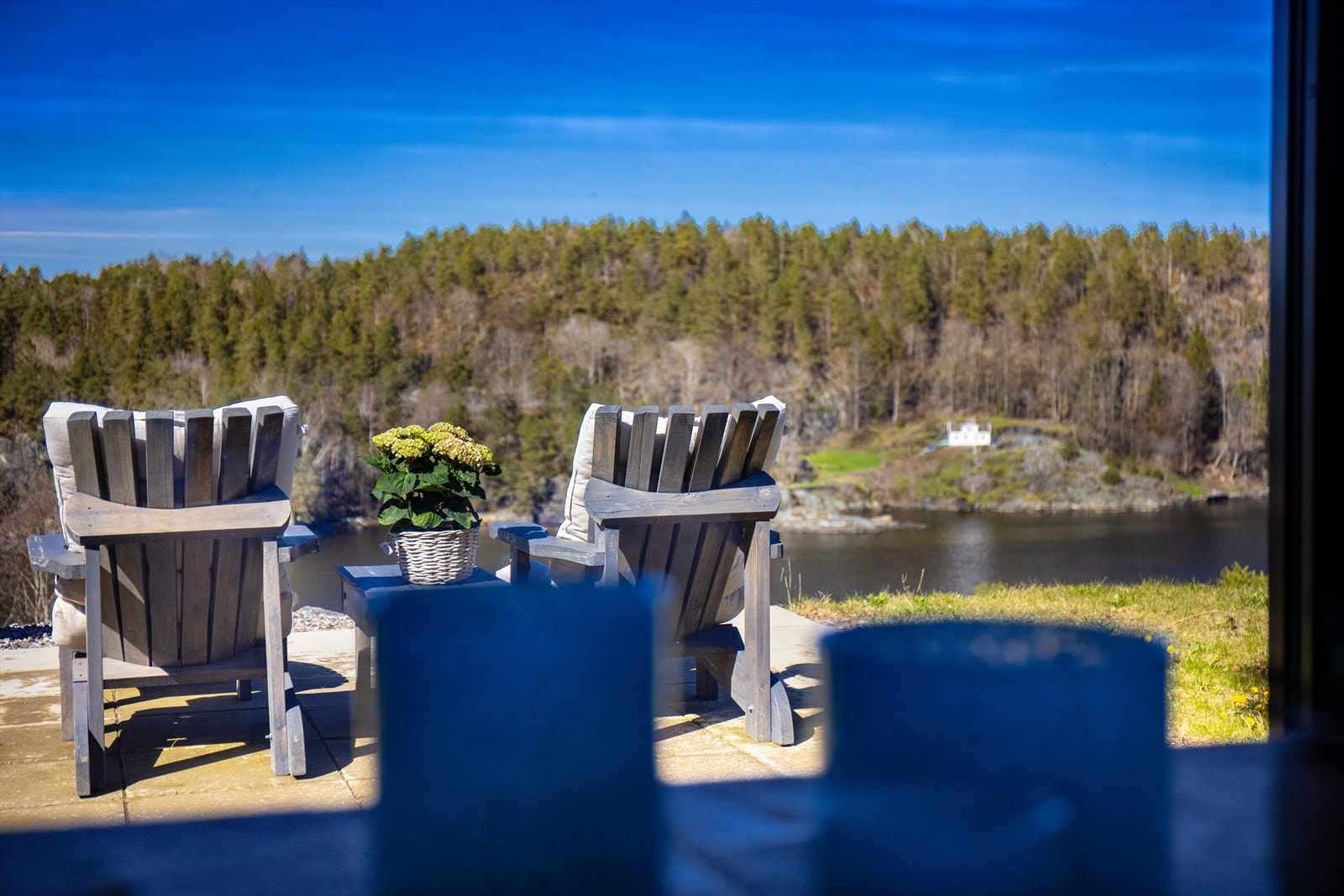 Fritidsboligen ligger lunt og tilbaketrukket til med nydelig sjøutsikt til Langårsund, hovedfartsåren for båter inn og og ut av Kragerø. Galleribilde