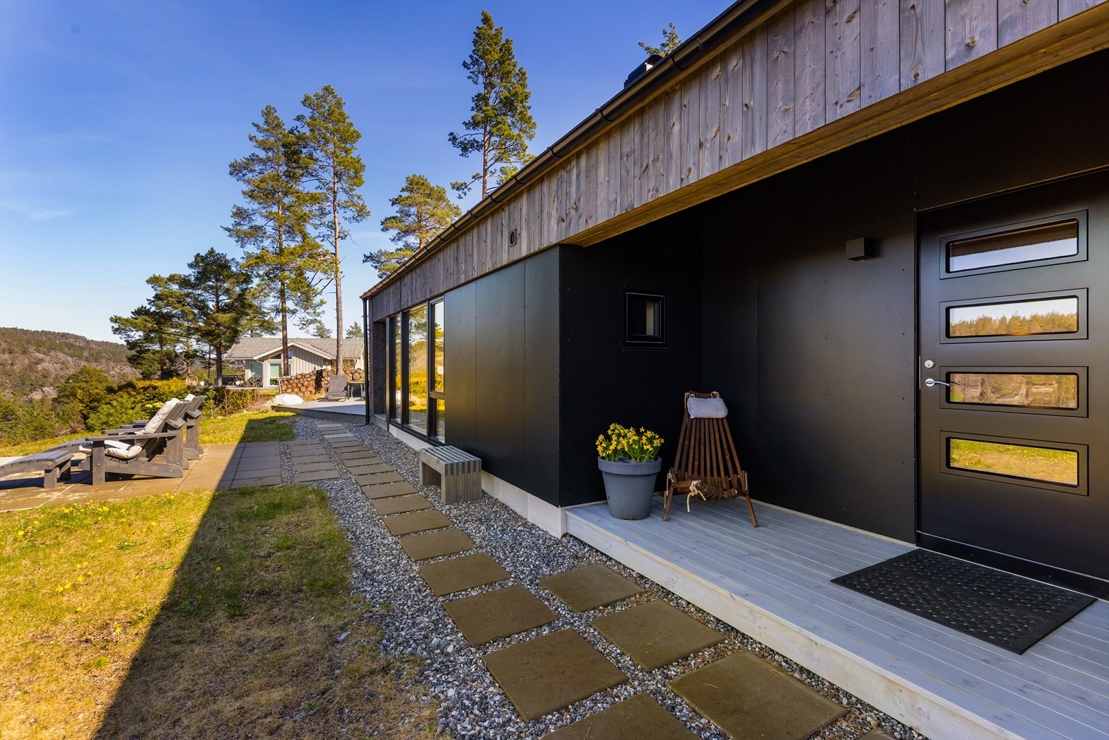 Innbydende og overbygd entré. Galleribilde
