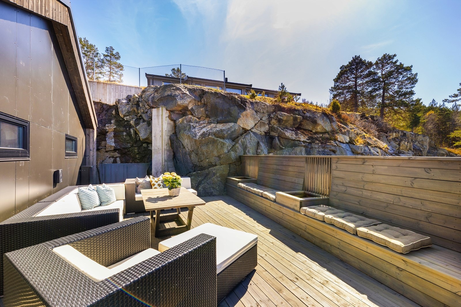 På vestsiden av hytta finner du en romslig terrasse med gode solforhold gjennom dagen, samt sen kveldssol. Galleribilde