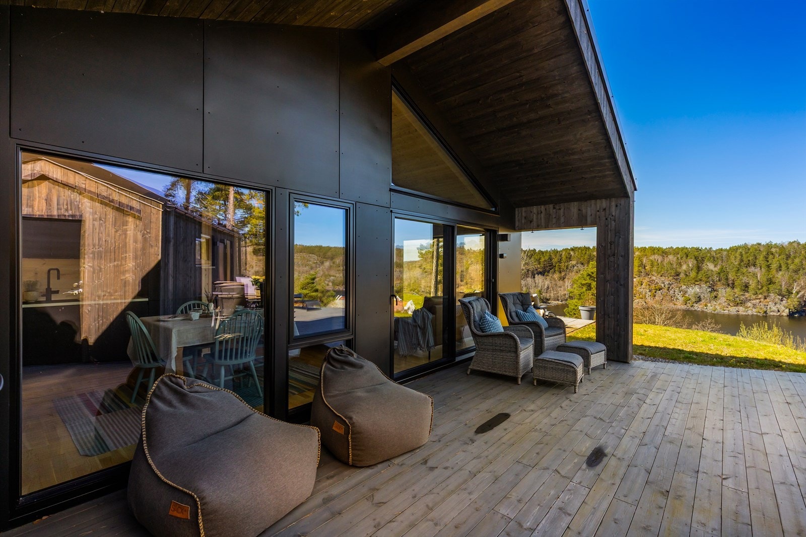Det er etablert terrasse mellom bod og hytte, som gir en sømløs overgang mellom bygningene. Galleribilde