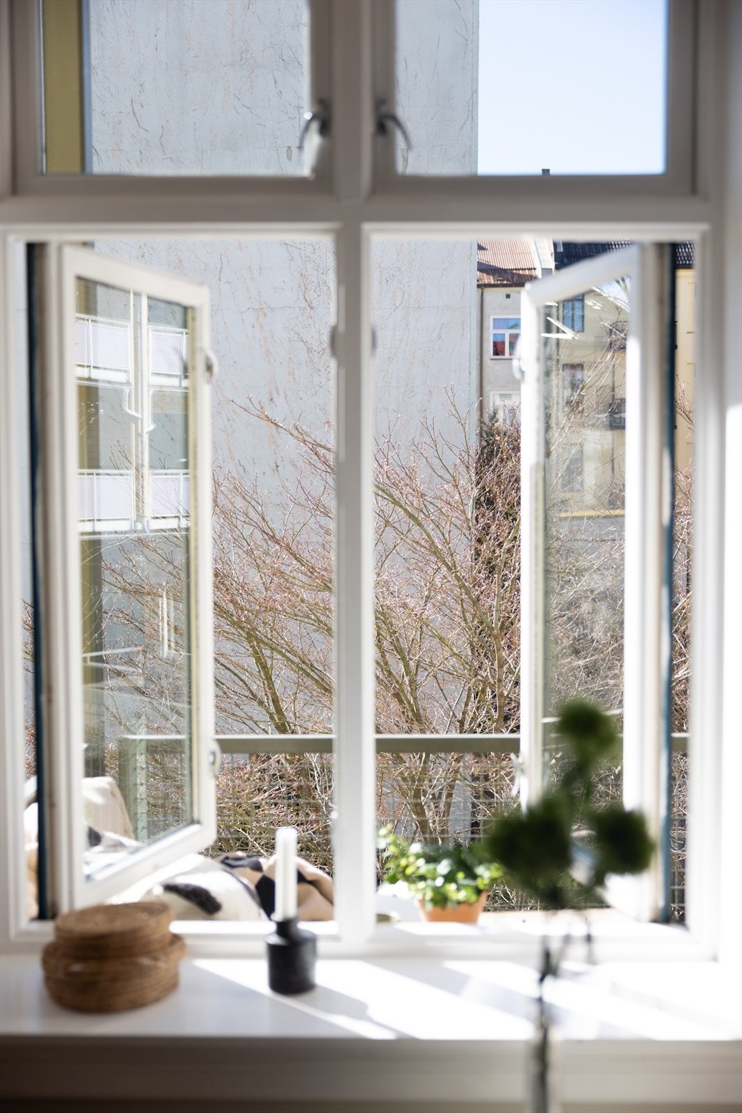 Fra stuevinduene åpner det opp ut mot balkong -og bakgård | hage Galleribilde