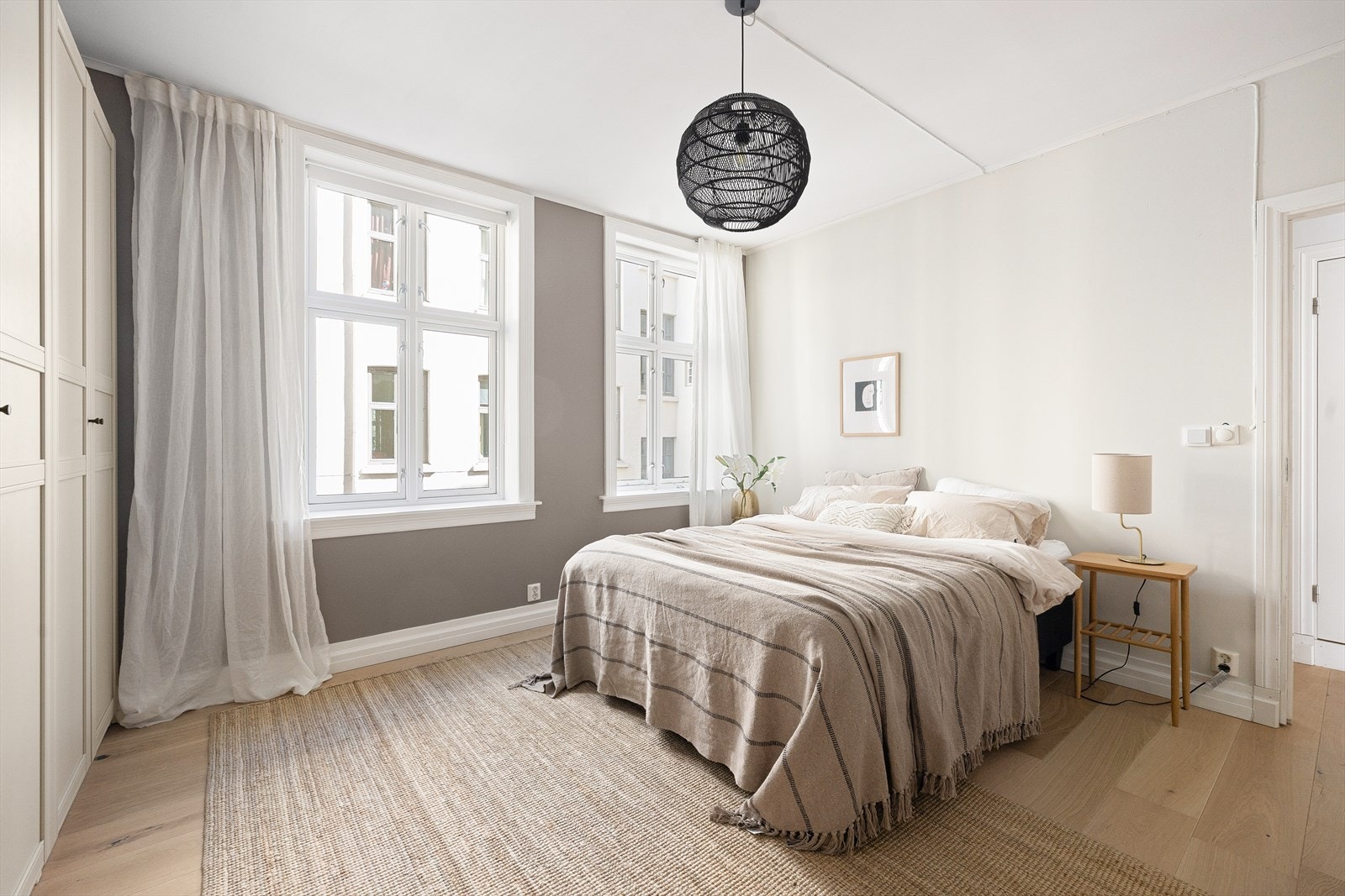 Stort hovedsoverom med plass til dbl.seng, nattbord og garderobeløsning Galleribilde
