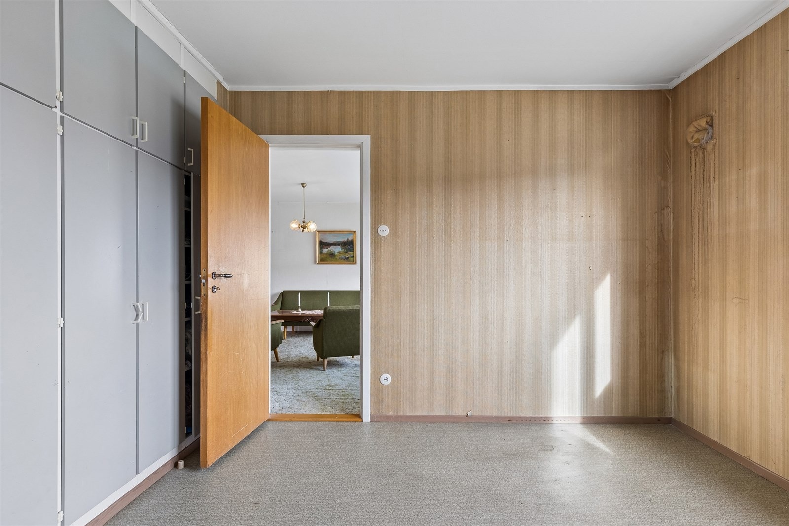 Hovedsoverommet har praktiske, plassbygde garderobeskap. Galleribilde