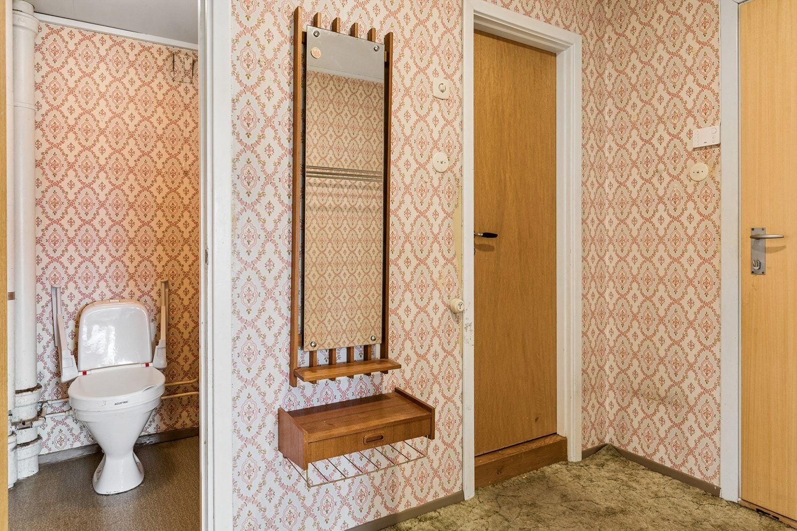 Leiligheten har et praktisk, separat toalettrom med adkomst fra gangen. Galleribilde