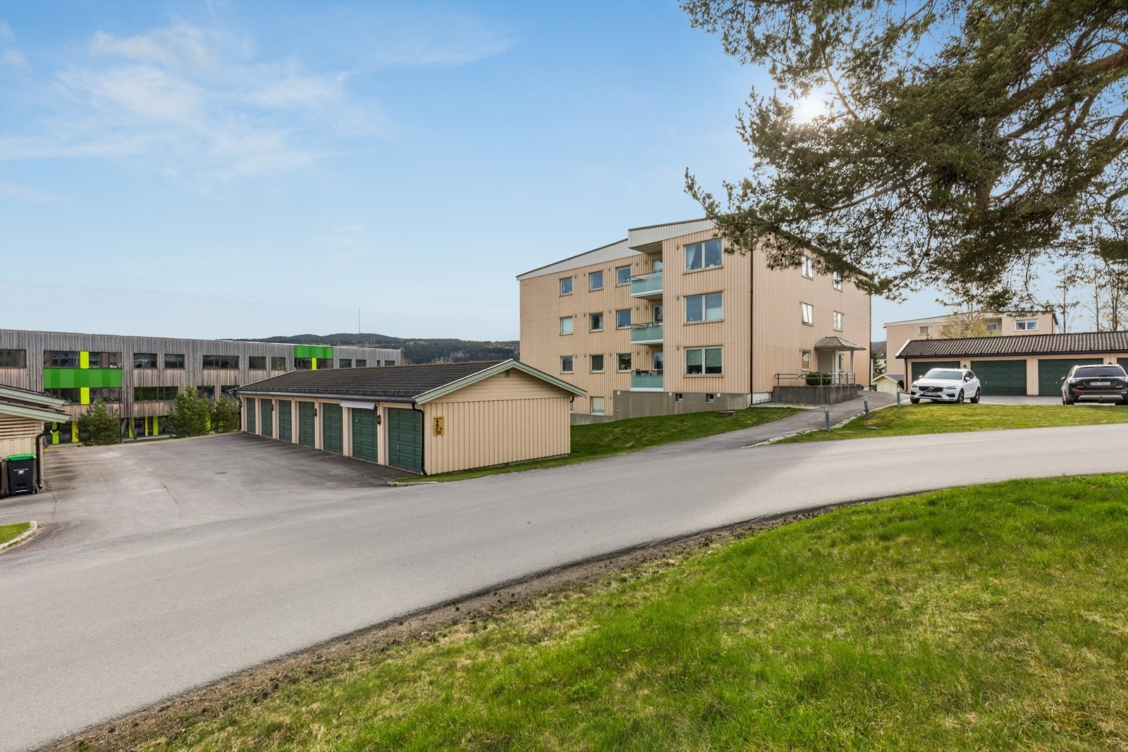 Det medfølger en egen garasjeplass på 17 m² i felles garasjeanlegg, med elektrisk port og innlagt strøm. Galleribilde