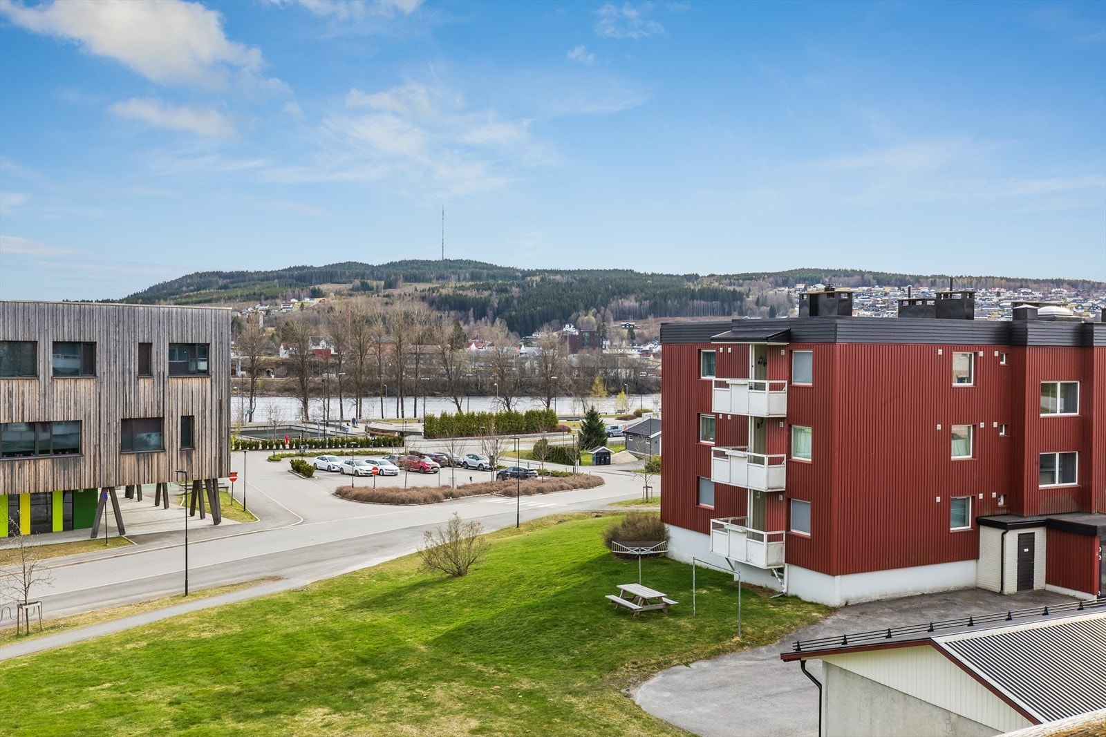Leiligheten ligger i et etablert nabolag, med nærhet til både fine turmuligheter, skole og byens fasiliteter. Galleribilde