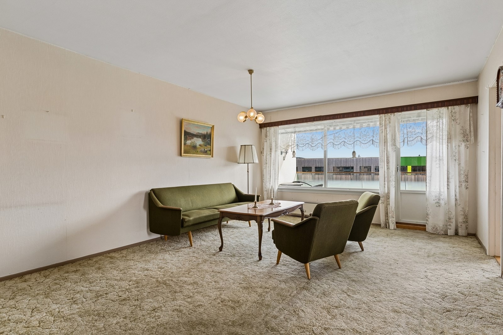 Romslig stue med plass til både sofagruppe og spisebord. Galleribilde