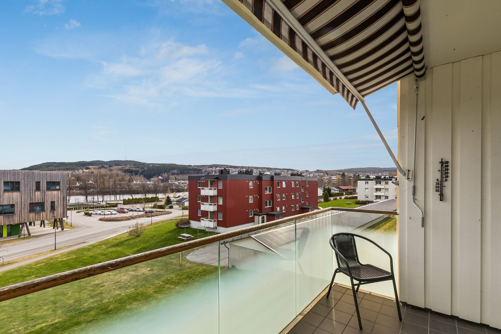 Fra balkongen er det flott utsikt til Glomma! Galleribilde