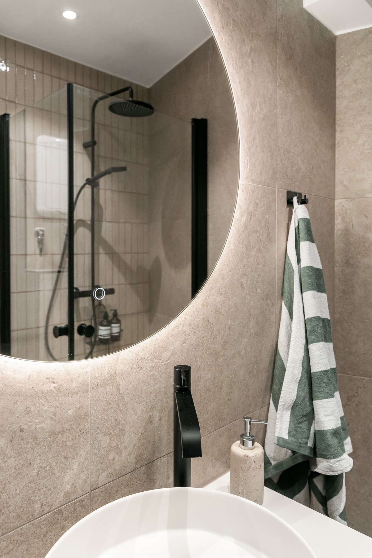Designmessige flotte valg. Elegant kontrastvegg og Slidedrain slukrist gjør dusjonen eksklusiv. Galleribilde