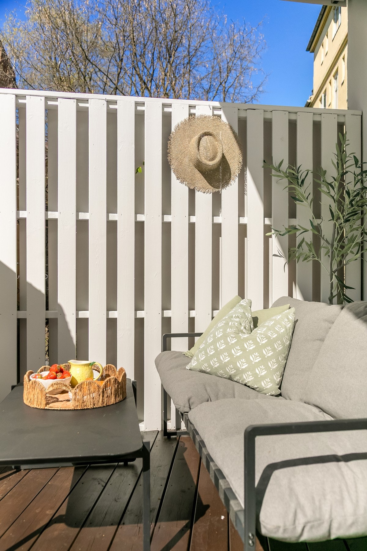 Leveggen bidrar til en varm og lun terrasse med forhindret innsyn. Galleribilde