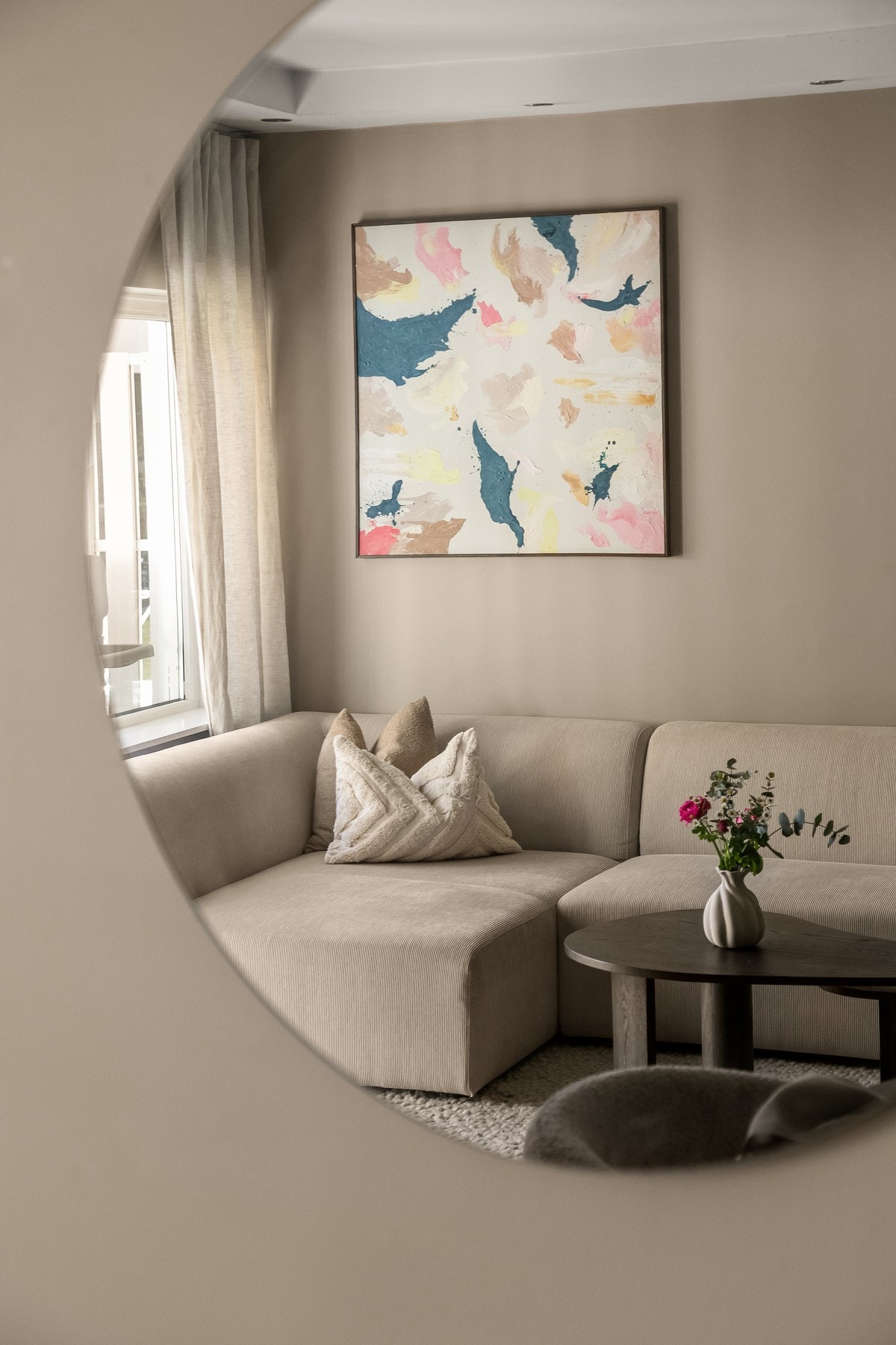 Luftig stue med god takhøyde. Perfekt for det sosiale rom! Galleribilde