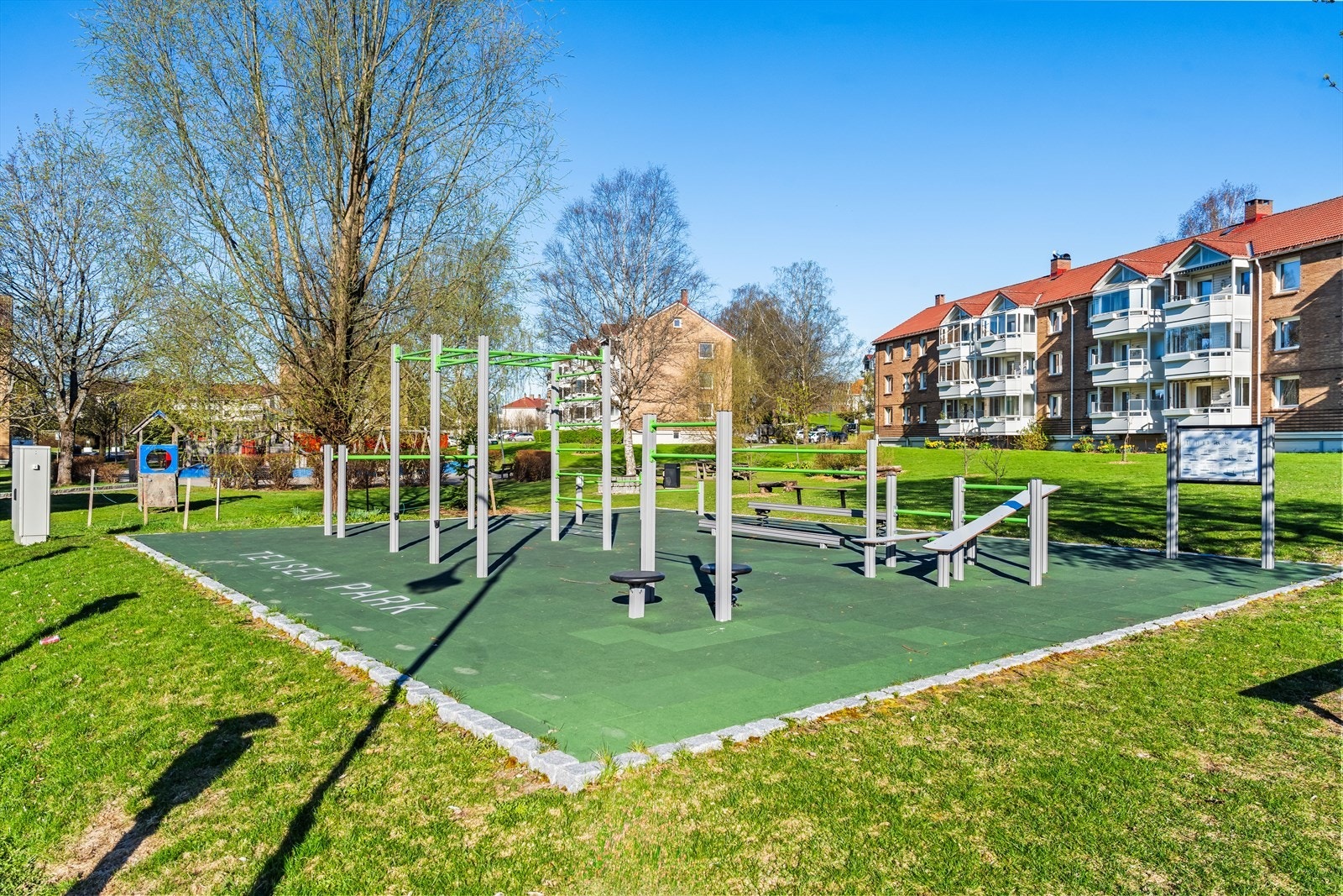 Fellesområdene er opparbeidet med lekeplass, sittegrupper og plen. Galleribilde