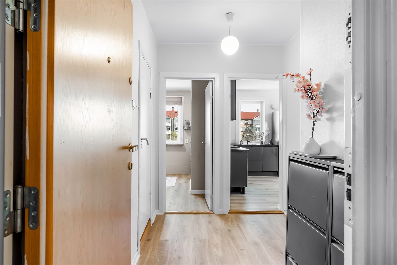 Leiligheten har en innbydende og lys entré, med plass til å henge fra seg yttertøy og sette fra seg sko. Galleribilde