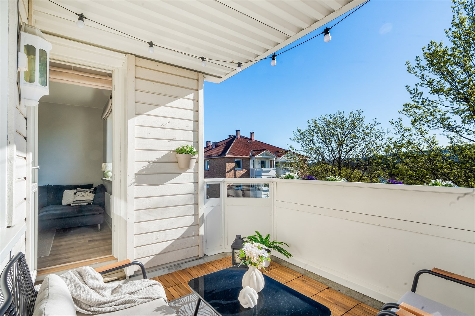 Her ute er det god plass til sittegruppe, samt gass-/elektrisk grill. Galleribilde