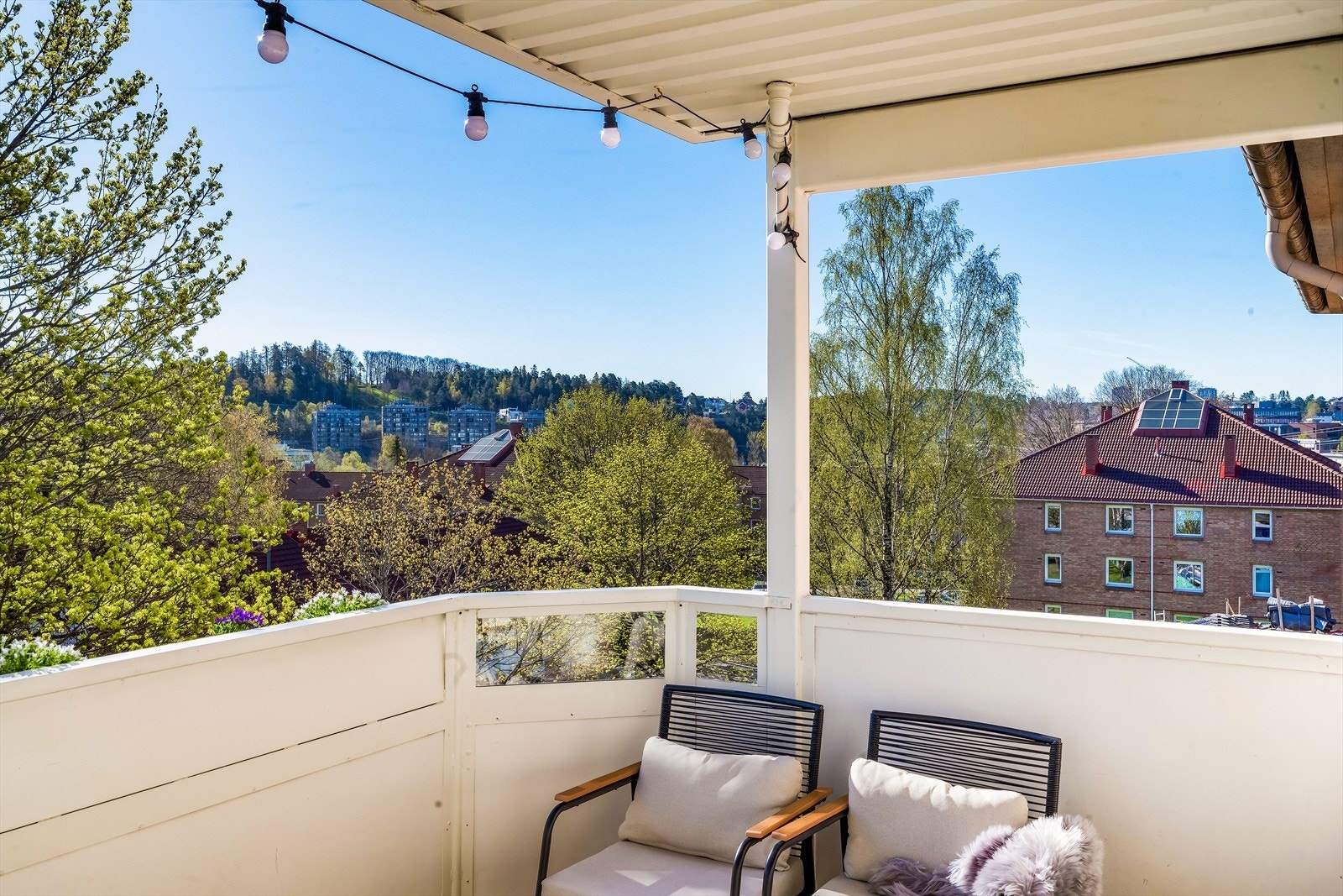 Fra balkongen er det fin utsikt mot de frodige fellesarealene og nærområde. Galleribilde