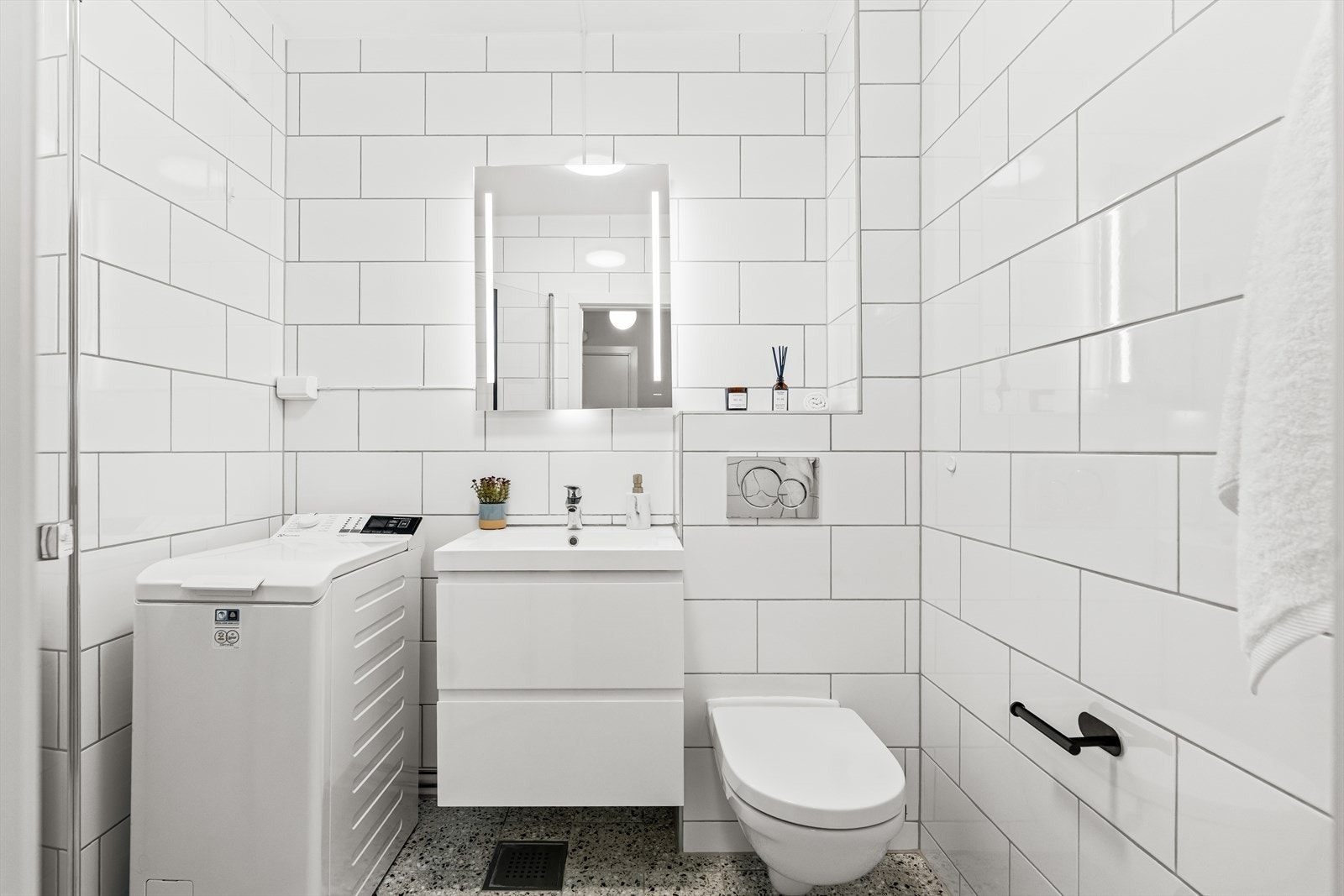 Badet er ifølge eier pusset opp i 2018, og fremstår moderne med hvite fliser på vegger. Det er også fliser på gulvet, samt varmekabler. Galleribilde
