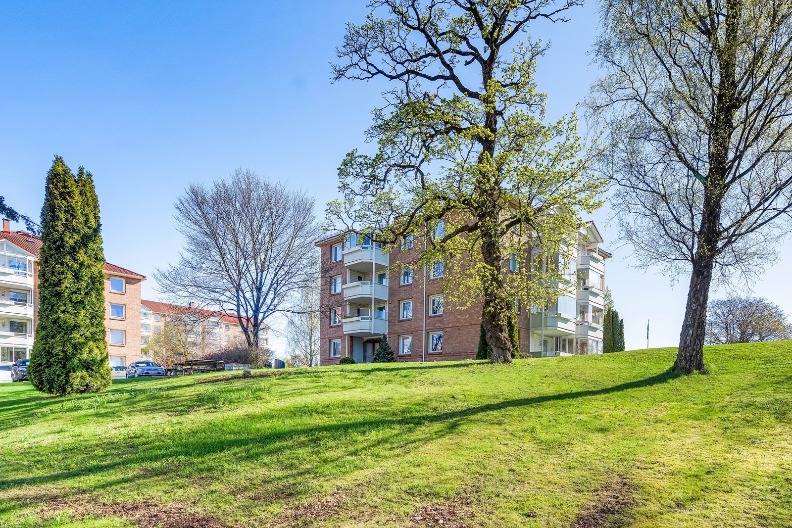 Boligen ligger ut mot et solrikt og usjenert i parkmessig grøntareal i et veletablert og populært boligområde på Teisen. Galleribilde