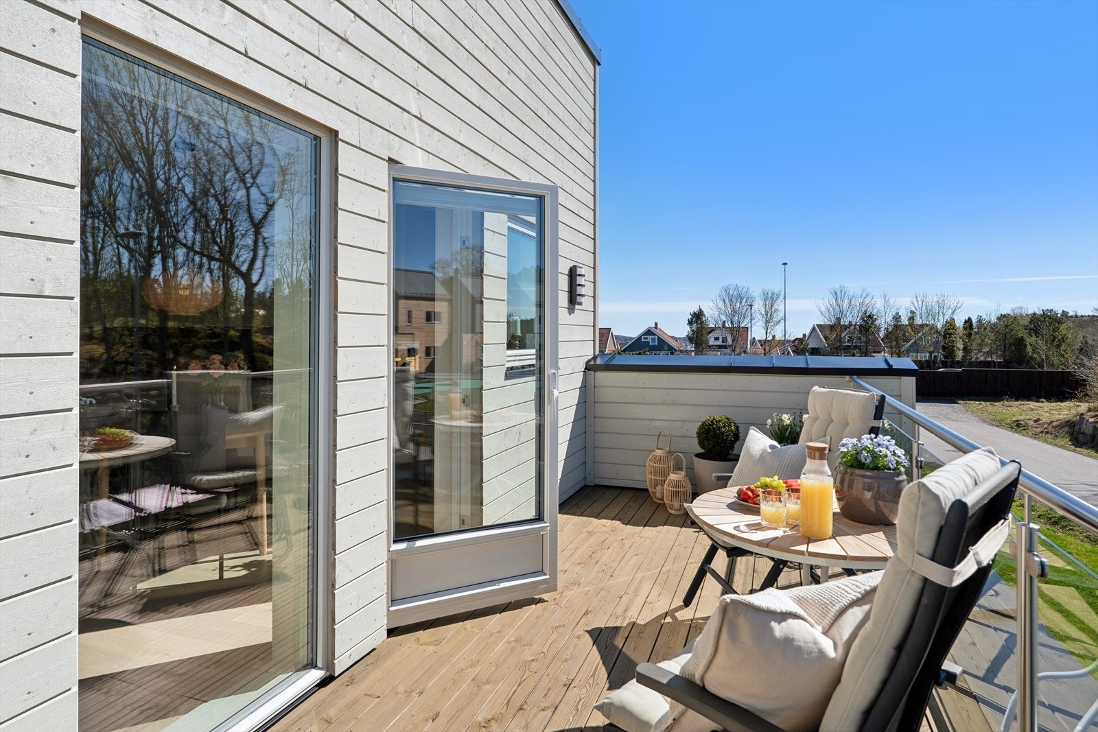 Balkongen har et moderne glassrekkverk som sikrer utsikten. Terrassedekket er nylig oljet og vedlikeholdt. Galleribilde