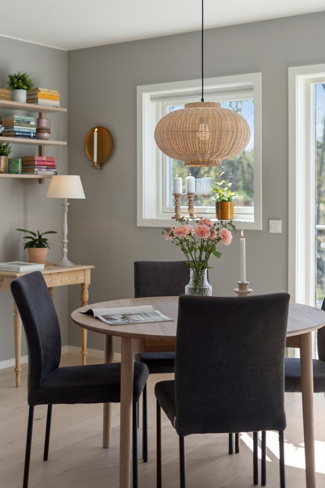 Belysningen i leiligheten, inkludert downlights, styres enkelt via Plejd smarthussystem. Galleribilde