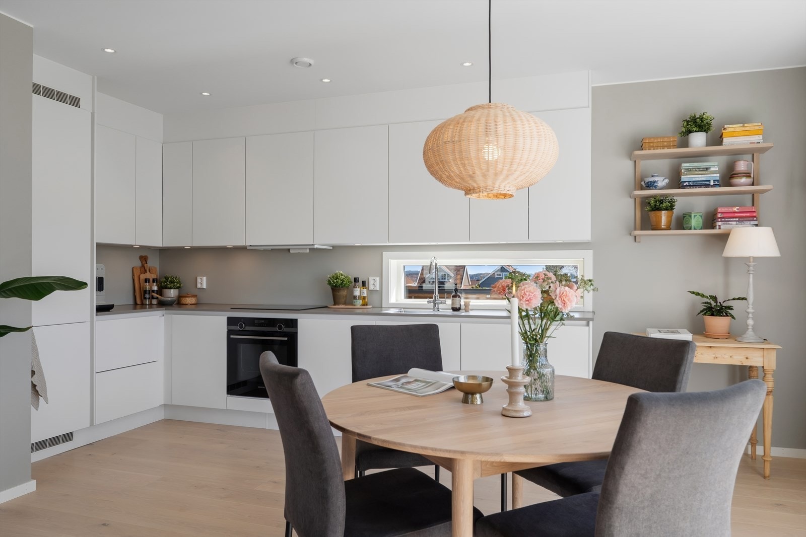 Spiseplassen er naturlig plassert ved kjøkkenet. Alle vinduer er utstyrt med måltilpasset solskjerming fra Luxaflex. Galleribilde