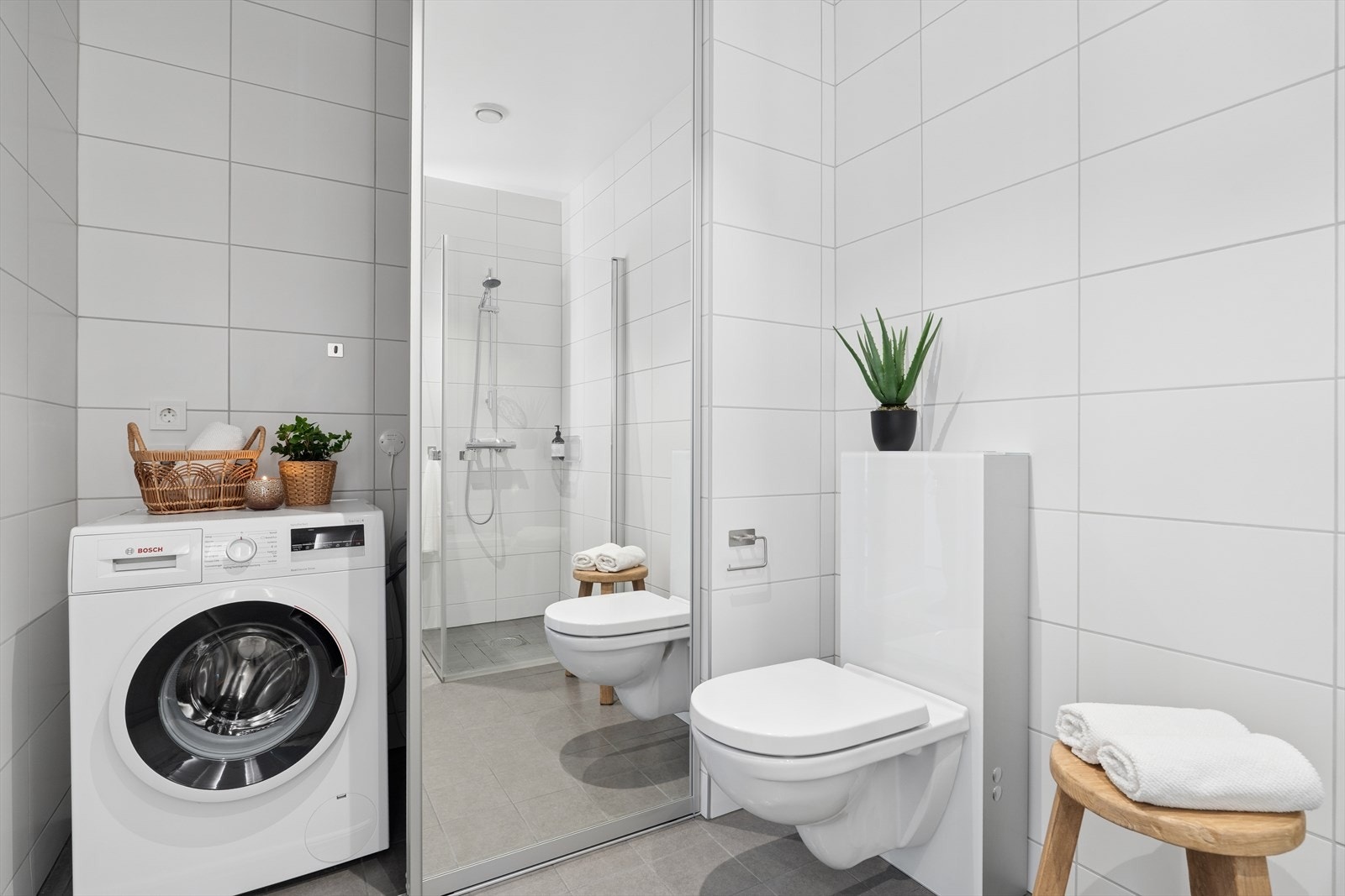 Badet er fra 2025 og har flislagt gulv med varmekabler, vegghengt toalett og opplegg for vaskemaskin. Galleribilde