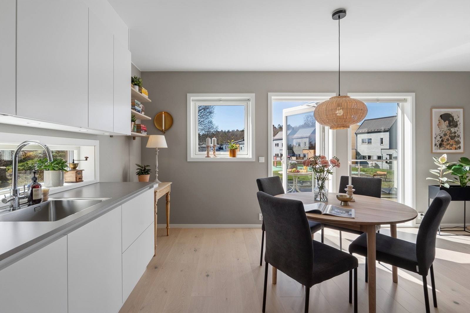 Det er rikelig med plass for en spisegruppe på kjøkken. Galleribilde