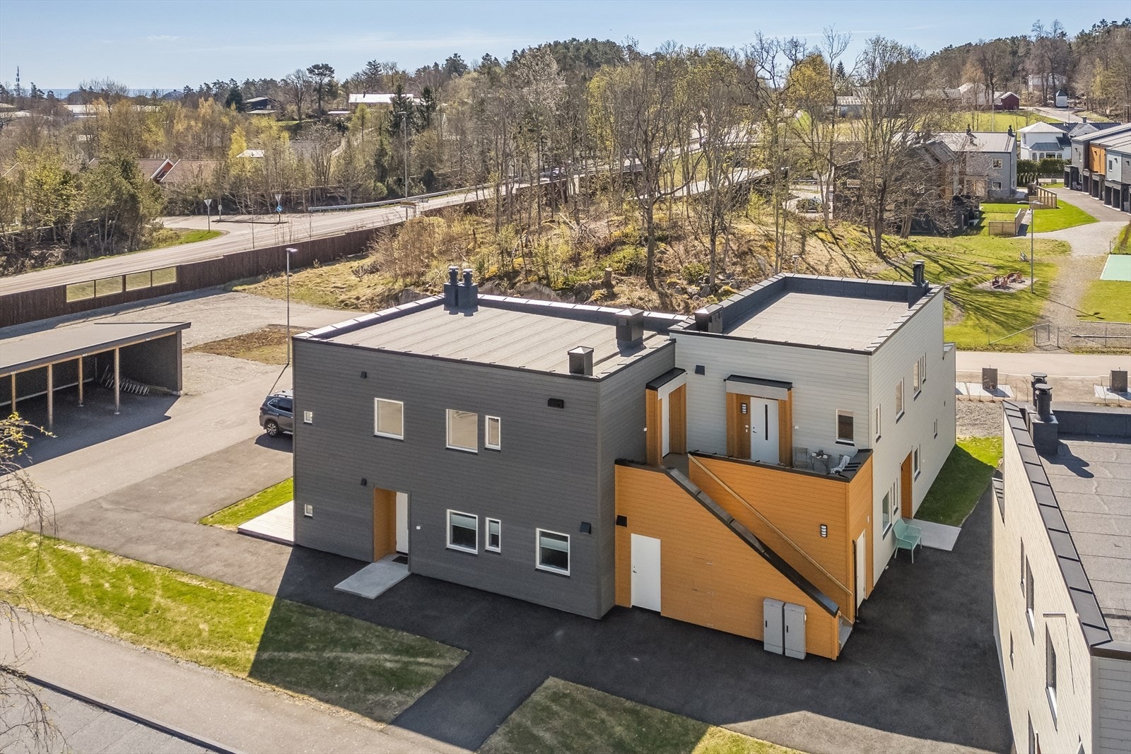 Det medfølger en fast plass i carportanlegg, hvor det er klargjort for installasjon av elbillader. Galleribilde