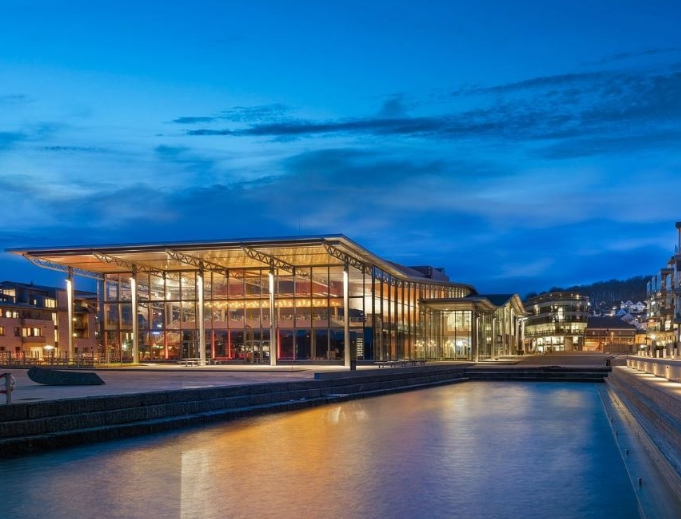 Kulturlivet i Larvik er rikt, med arrangementer og forestillinger på Bølgen kulturhus året rundt. Galleribilde