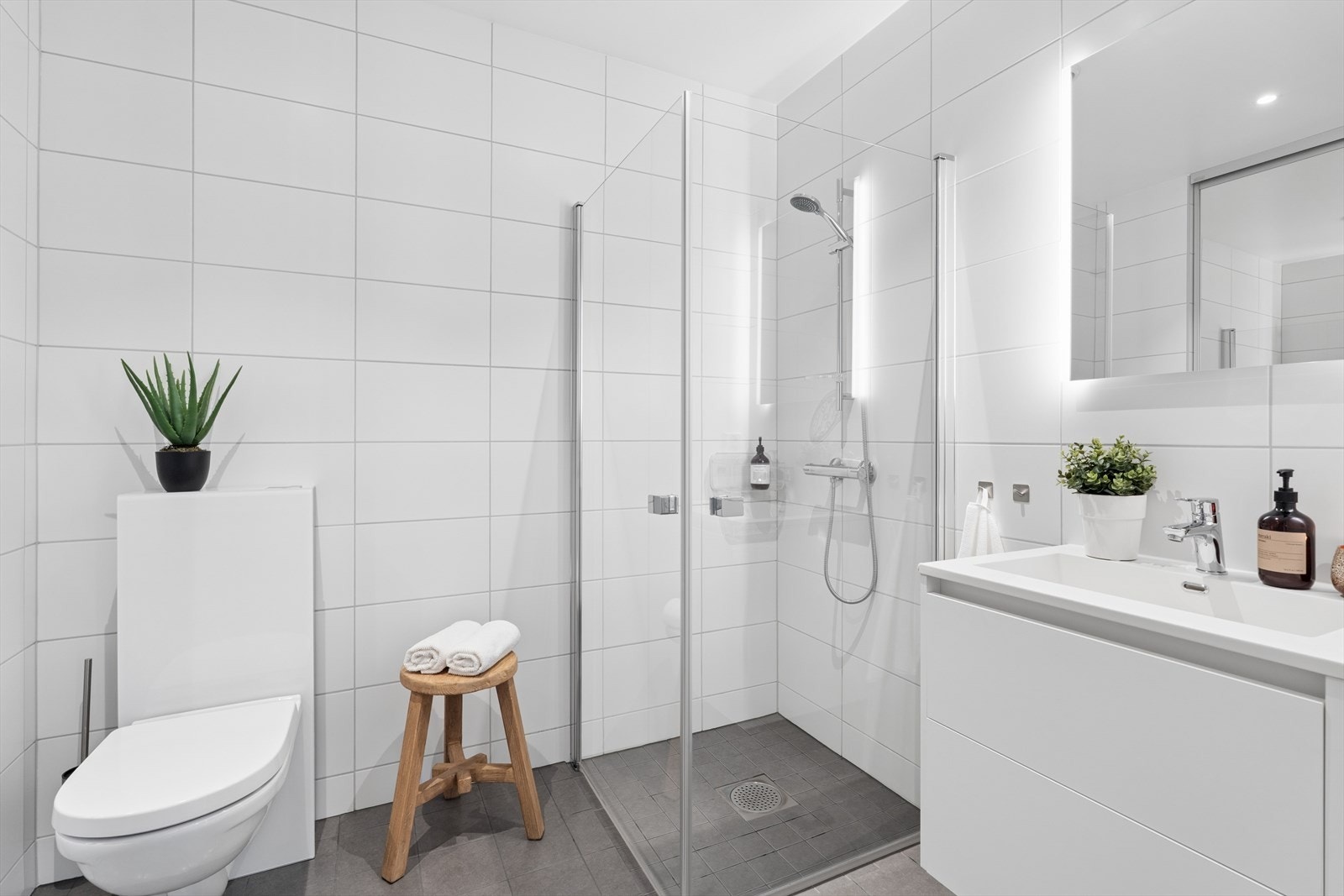 Innredningen er fra HTH, og badet har en romslig dusjnisje med glassdører. Rør-i-rør-system med fordelerskap er plassert her. Galleribilde