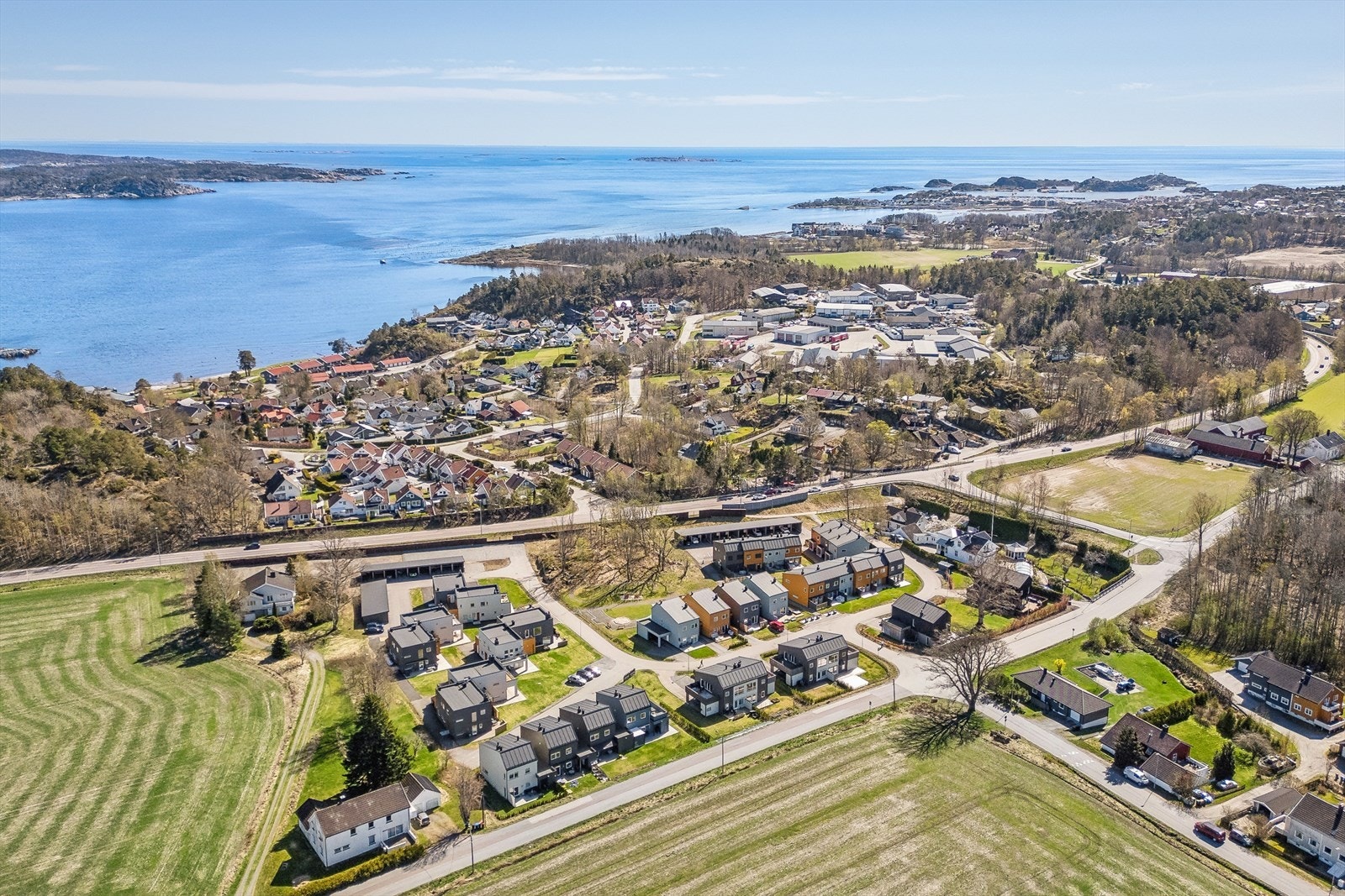 Eiendommen kombinerer landlige omgivelser med kort vei til sommerbyen Stavern, som ligger kun 3,5 km unna. Galleribilde