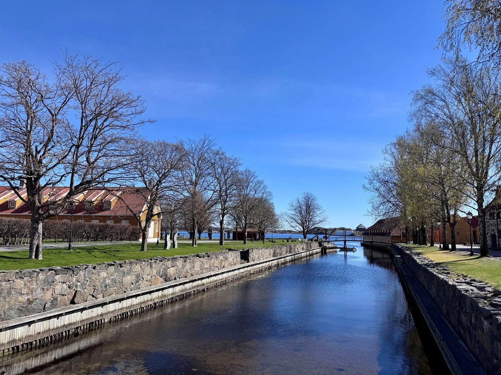 Stavern er kjent for sitt yrende sommerliv, med sjarmerende butikker, gallerier og restauranter. Her er bilde fra sjarmerende Fredriksvern verft. Galleribilde
