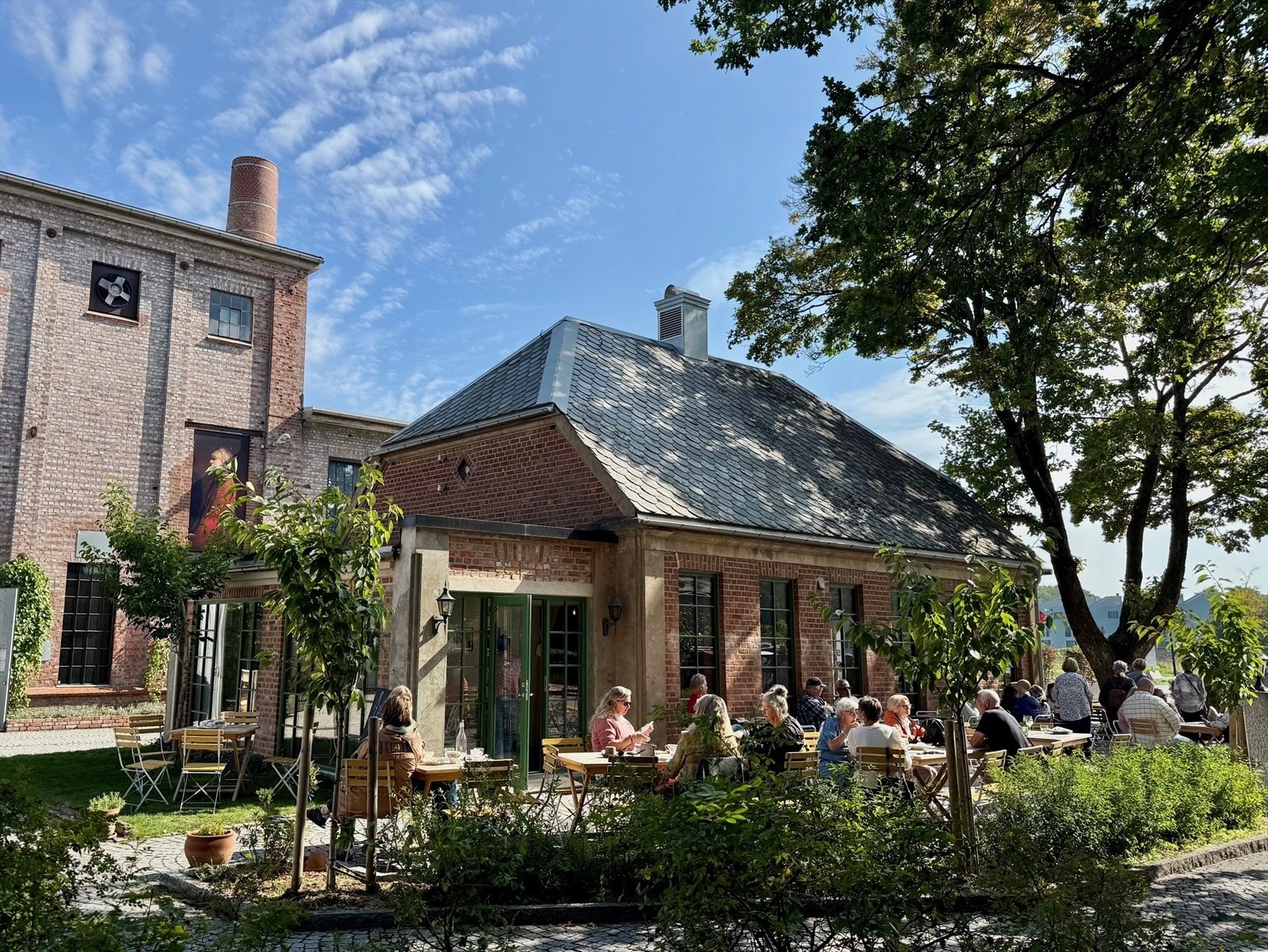 Det populære galleriet til Odd Nerdrum er kun en kort spasertur unna leiligheten - her er det også en koselig kafe og fine turstier langs vannet. Galleribilde