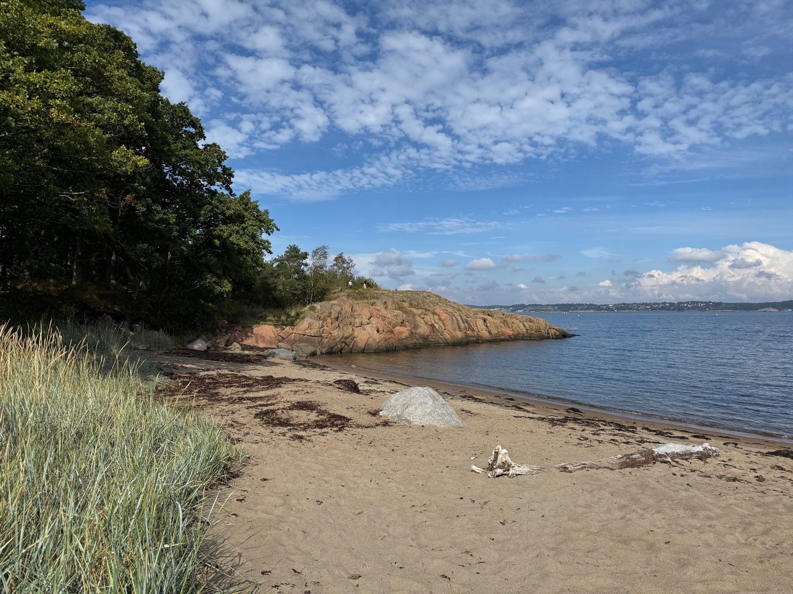 Kystlinjen byr på et rikt utvalg av badeplasser, fra idylliske sandstrender til svaberg. Galleribilde
