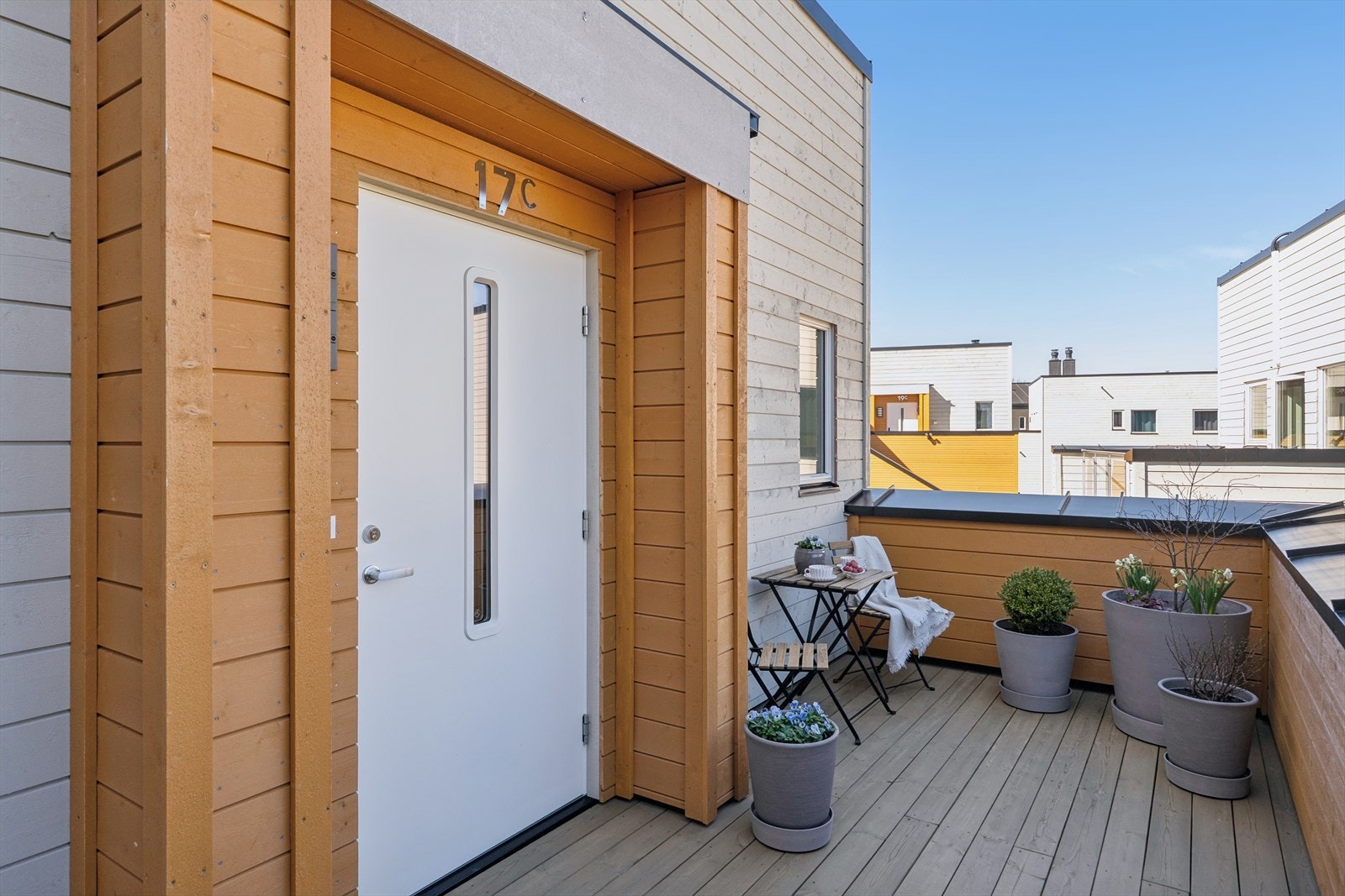 Ved inngangspartiet er det en privat uteplass med plass til en liten sittegruppe. Galleribilde