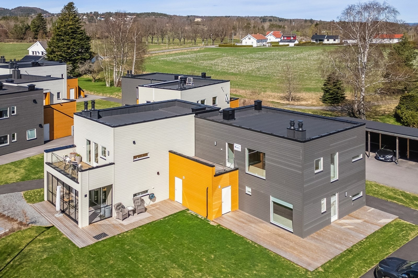 Leiligheten ligger i andre etasje i en moderne firemannsbolig, ferdigstilt i 2025. Galleribilde