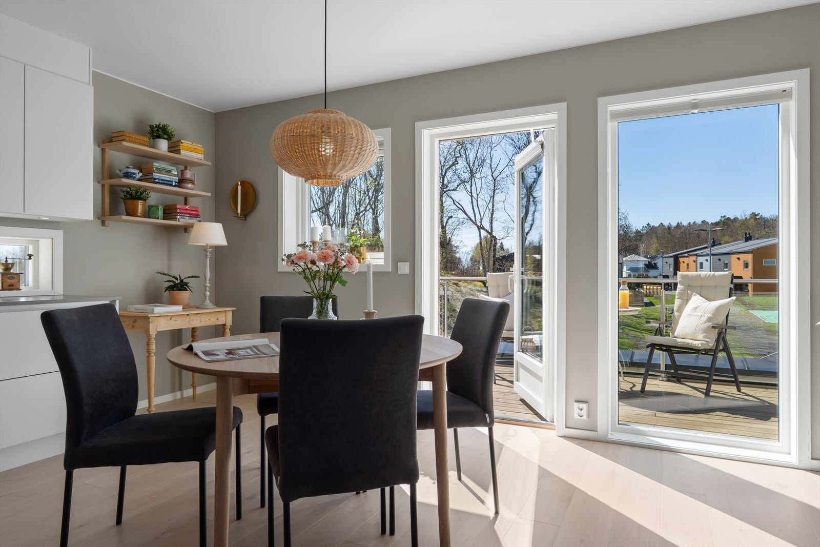 Velkommen til Lillejordet 17C! En delikat og moderne leilighet fra 2025 med gjennomgående 1-stavs eikeparkett og en åpen, sosial planløsning. Galleribilde