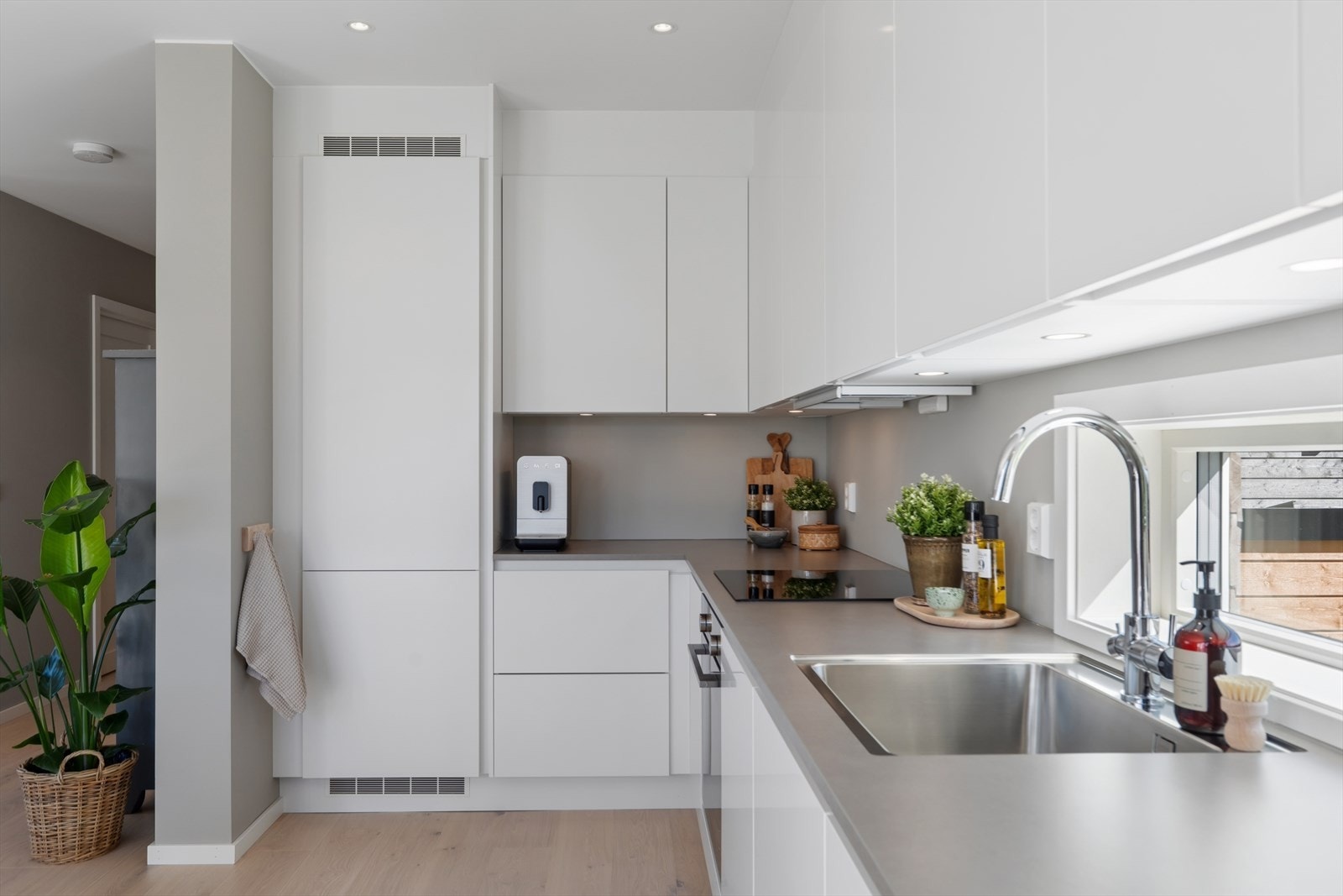 Kjøkkenet fra HTH er stilrent og funksjonelt, utstyrt med integrerte hvitevarer fra Siemens og smartstyrt belysning fra Plejd. Galleribilde