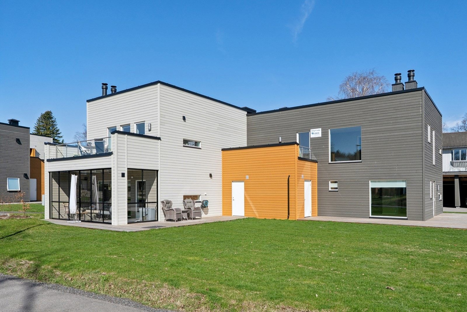 Boligen ligger i et åpent og pent opparbeidet uteområde med grønn plen og god plass til både lek, opphold og sosiale soner. Galleribilde