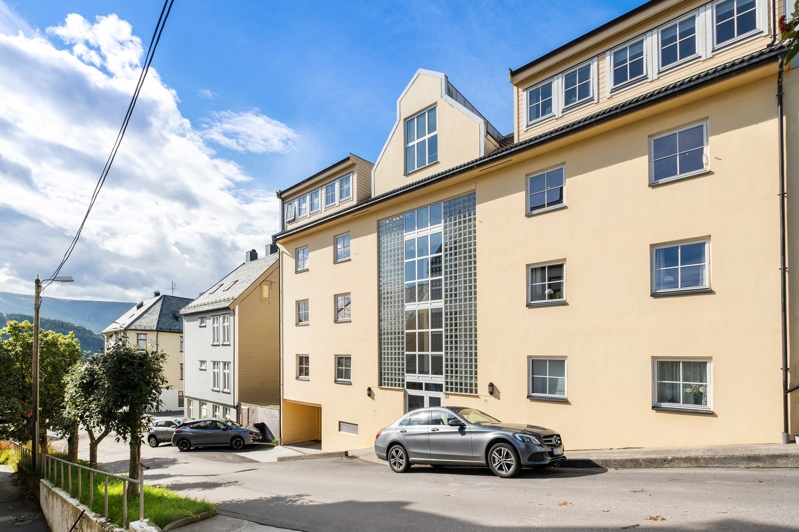 Leiligheten er gjennomgående og ligger i 3.etasje til høyre i bildet. Galleribilde
