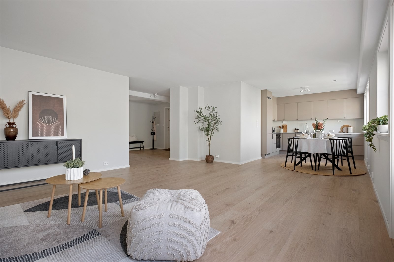 Romslig stue med åpen løsning til kjøkken - leiligheten har ikke vært bebodd etter renovering Galleribilde
