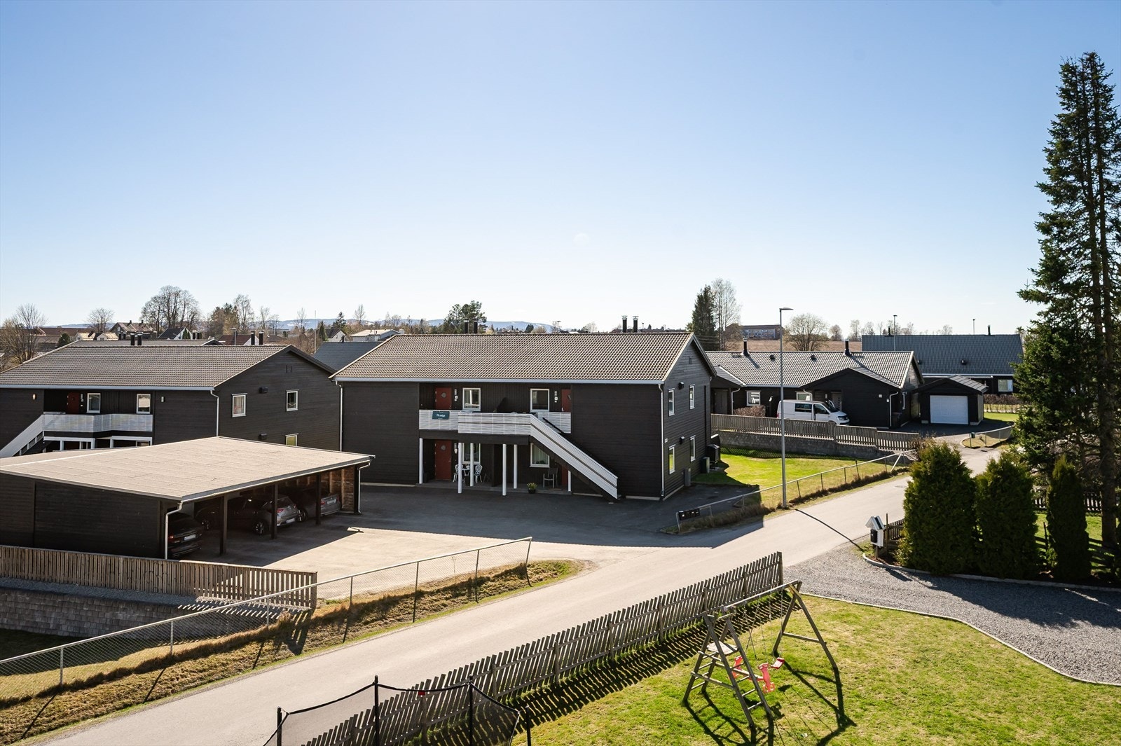 Leiligheten disponerer en biloppstillingsplass på ca. 15m² i felles carportanlegg. Det er montert elbil-lader, lys og strøm. I tilknytning til carporten er det en sportsbod på 5m² med hyller. Galleribilde