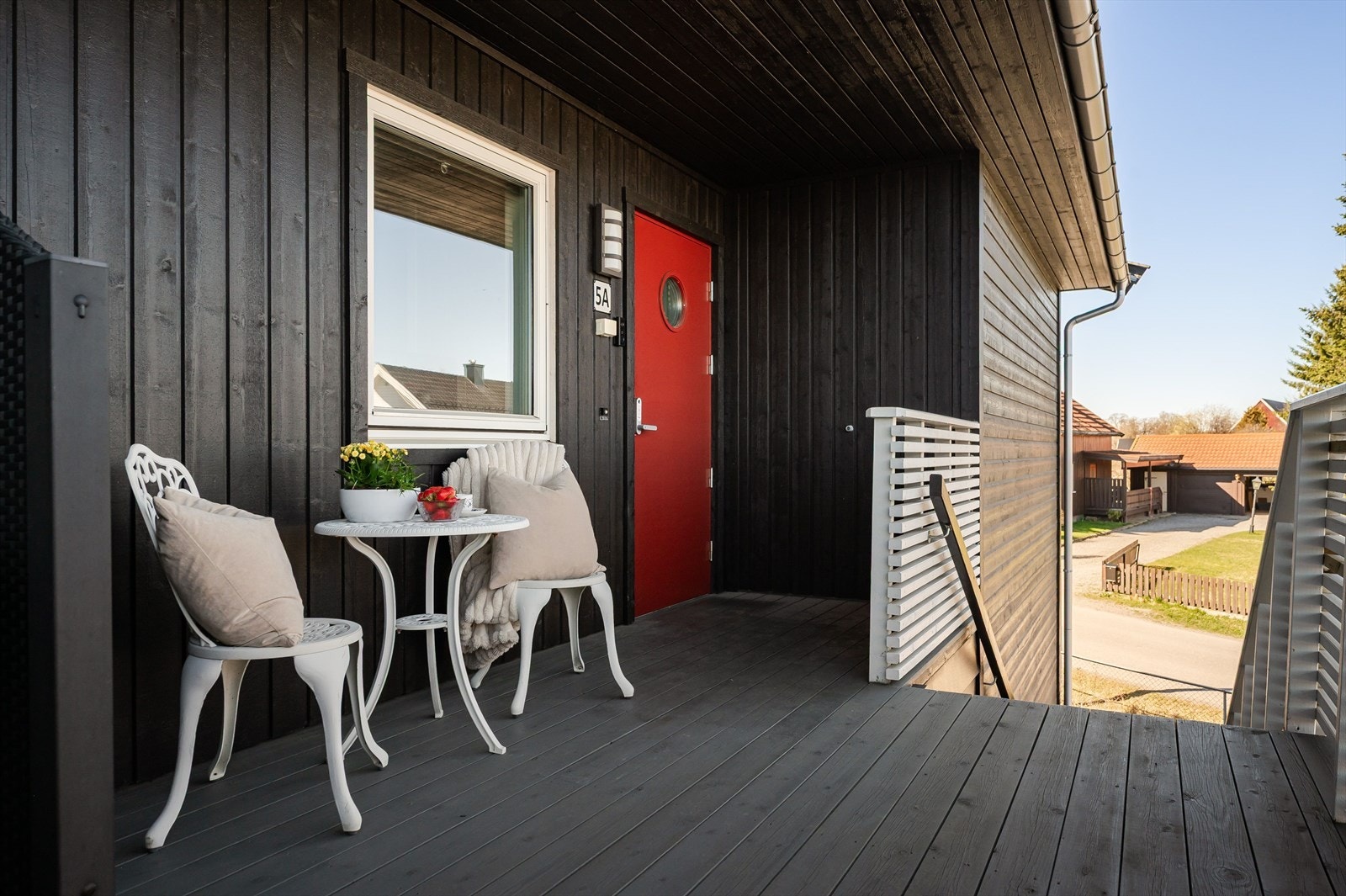 Du ønskes velkommen inn via et hyggelig overbygget inngangsparti i byggets 2. etasje. Praktisk med kodelås på ytterdøren og det er montert ringeklokke, utvendig stikkontakt og utebelysning på vegg. Galleribilde