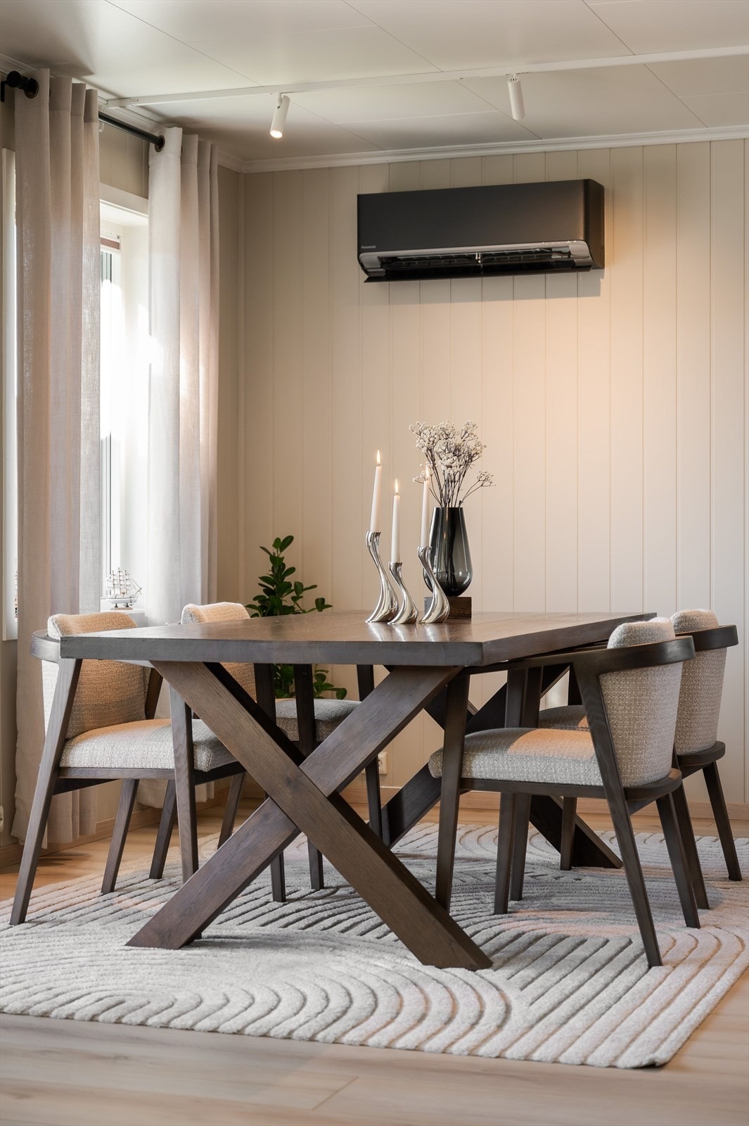 Leiligheten har balansert ventilasjon med varmegjenvinner som sørger for et sunt og godt inneklima gjennom hele året. Galleribilde