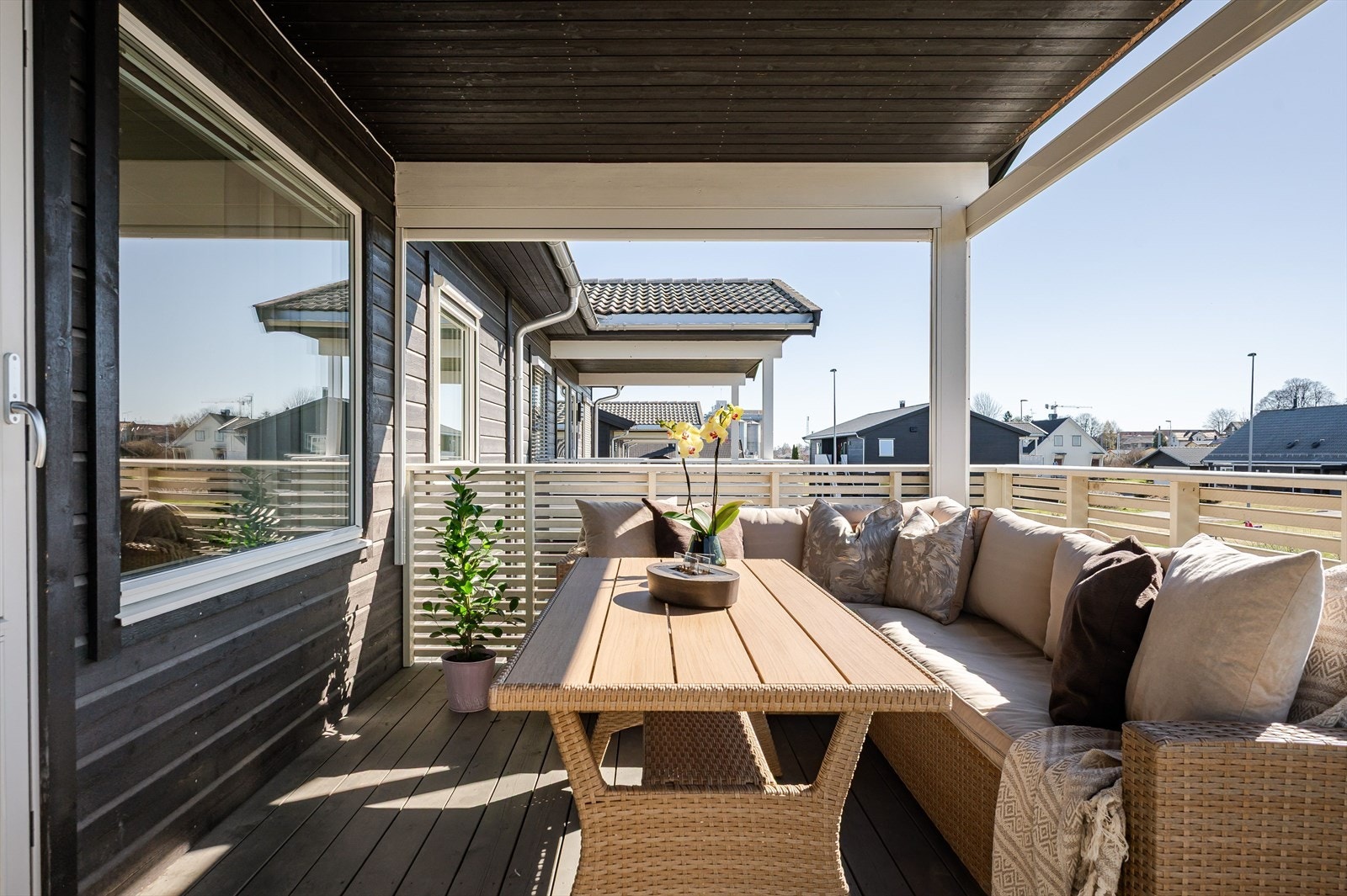 Balkongen er overbygget, har terrassebord på gulv og god plass til sittegruppe etter eget ønske og behov. Galleribilde