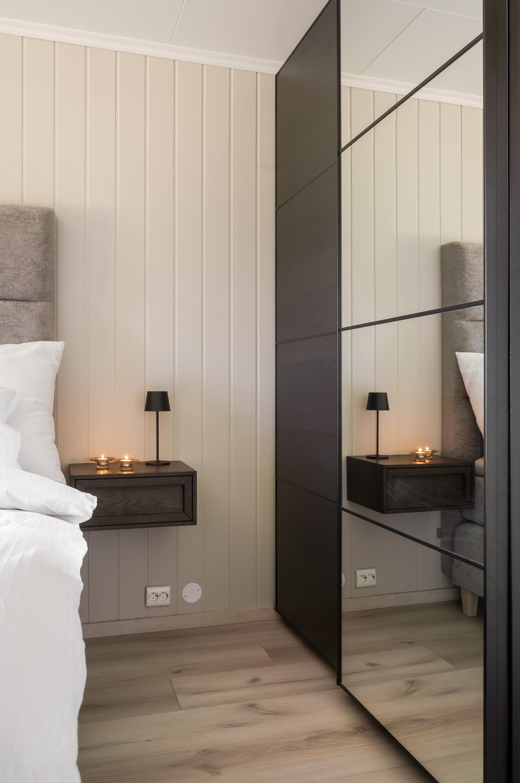 På soverommet er det god oppbevaringsplass i stor skyvedørsgarderobe. Det er også adkomst til bod/teknisk rom med ytterligere lagringsmuligheter. Galleribilde