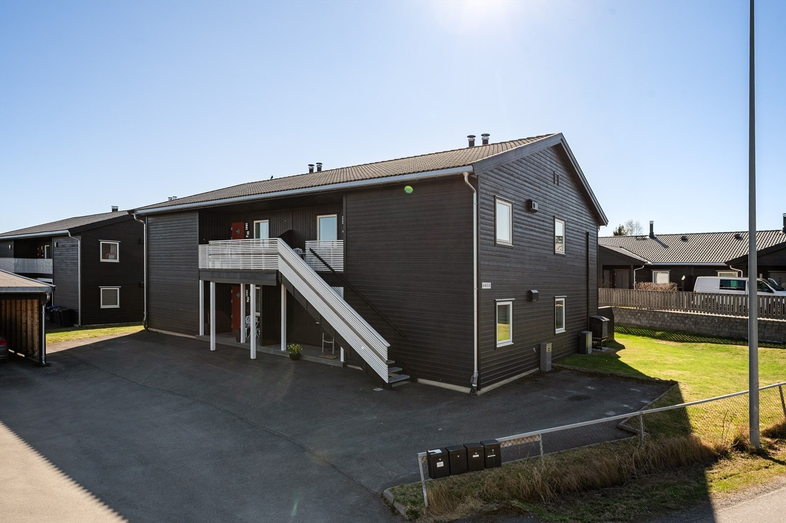 I tillegg disponerer leiligheten en sportsbod på 5m² med hyller, samt en parkeringsplass på ca. 15m² med elbil-lader i felles carportanlegg. Galleribilde
