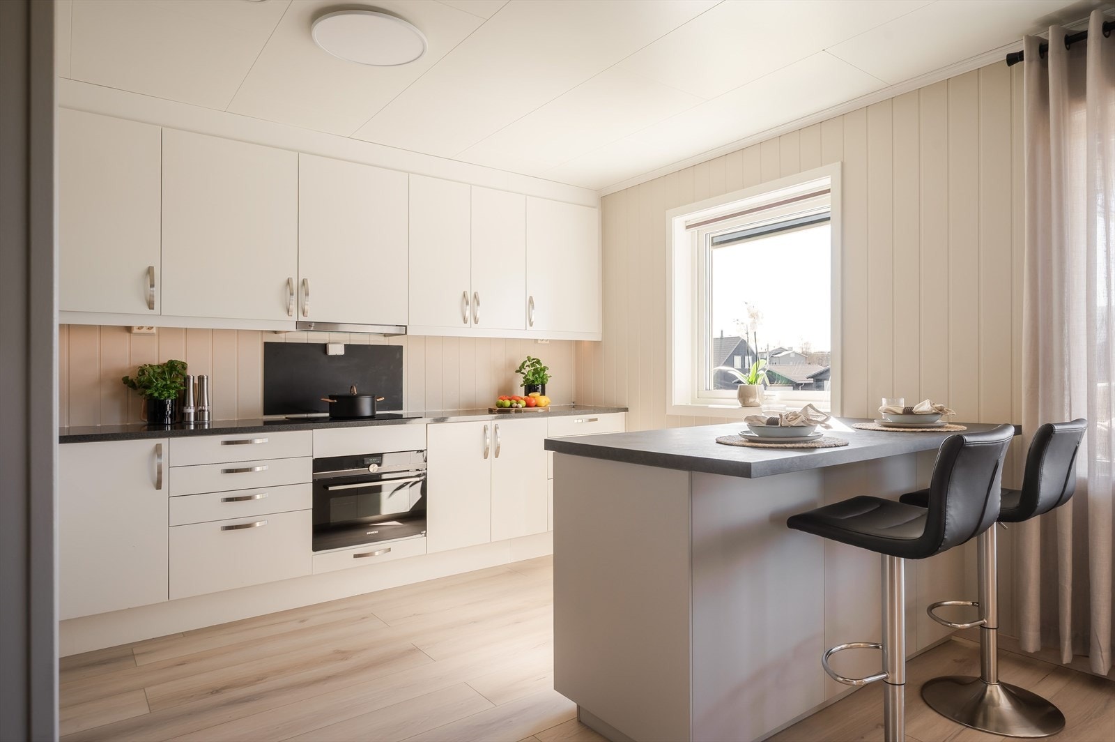 Kjøkkenet ligger i en fin og sosial åpen løsning med spisestuen, samtidig naturlig tilbaketrukket fra stuen. Galleribilde