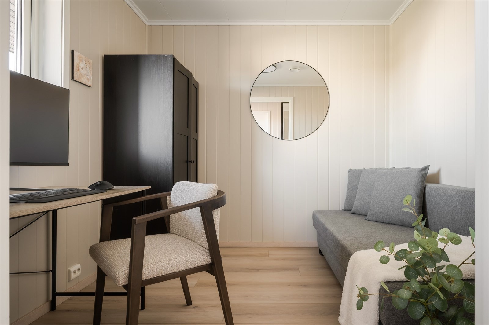 Soverom 2 er et lyst og fint rom som passer perfekt som barnerom, gjesterom eller kontor. På soverommet er det plass til seng, kontorpult og garderobeløsning - alt etter eget ønske og behov. Galleribilde