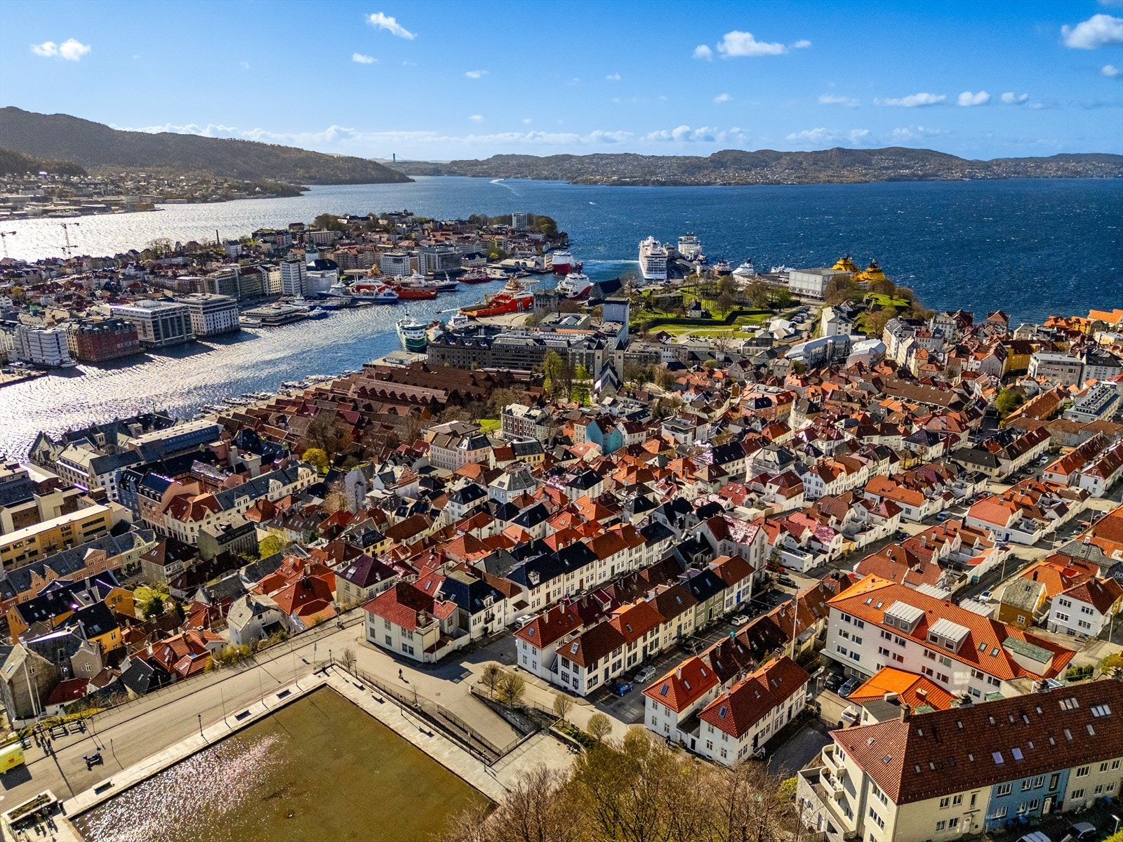Herfra er alt nært - Bryggen, Vågen og byens puls like nedi bakken. Byfjellene like opp. Og rundt deg et av Bergens mest sjarmerende og historiske kvarter. Galleribilde
