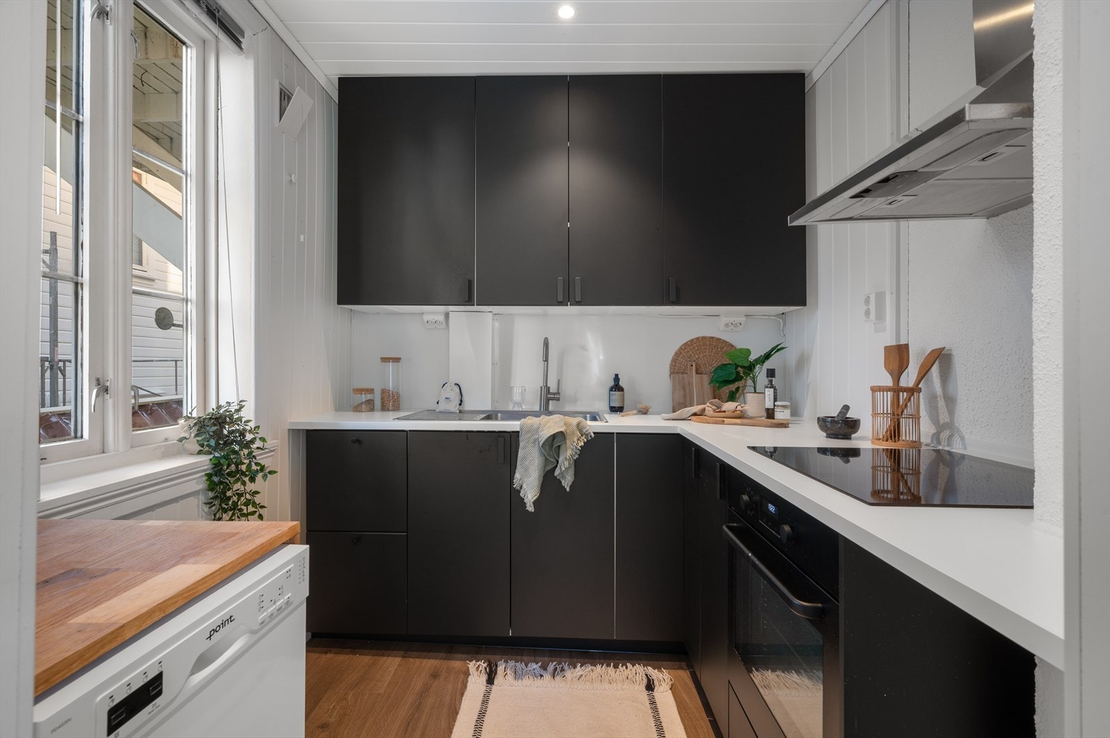 Kjøkkenet er videre utstyrt med integrert stekeovn og induksjonstopp, samt komfyrvakt for økt sikkerhet. Det er oppvaskmaskin, og plass til kjøleskap i tilknytning til spisestue. Galleribilde